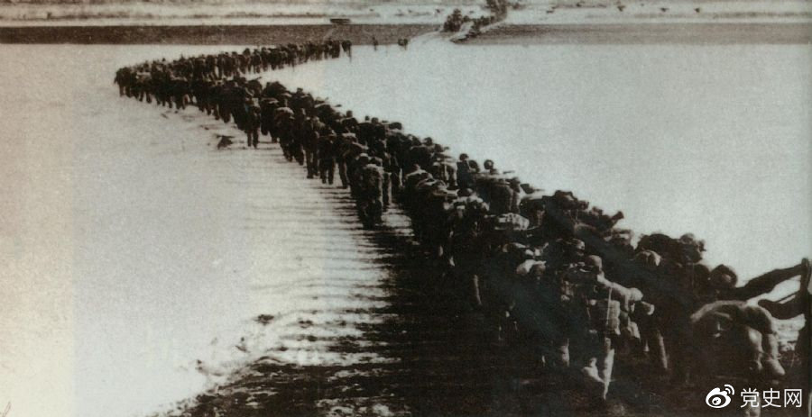 1950年10月19日，中国人民志愿军首批部队跨过鸭绿江，与朝鲜人民军共同抗击美国侵略者，开始了伟大的抗美援朝战争。