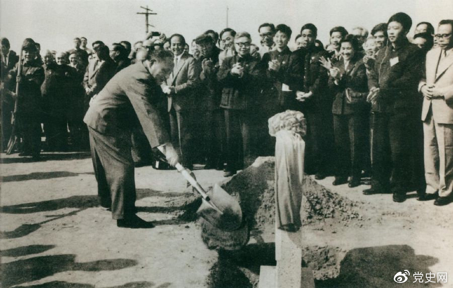 1984年10月7日，邓小平出席北京正负电子对撞机国家实验室奠基仪式，并为奠基石培土。