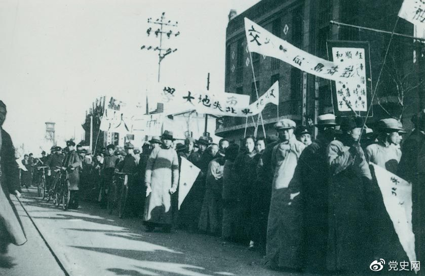 1935年12月9日，中国共产党领导北平学生掀起声势浩大的抗日救亡运动，并迅速波及全国，形成抗日救国的新高潮。图为游行队伍。